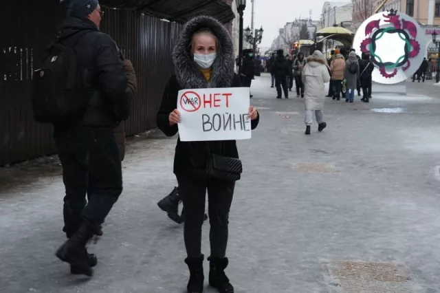 Спикер Госдумы РФ Вячеслав Володин поддержал предложение разработать проект о введении уголовной ответственности за фейки о спецоперации на Украине.