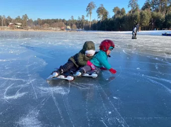 А на Лебяжьем уже катаются на коньках: