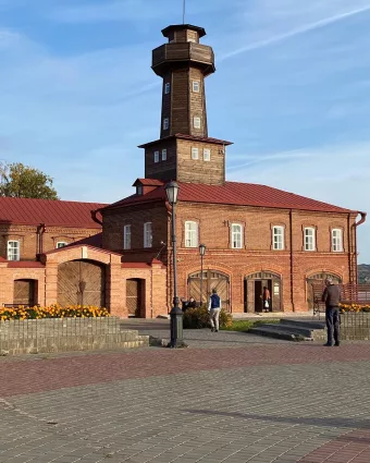 Места, которые находятся недалеко от Казани: Остров Свияжск   Остров-град Свияжск расположен в месте впадения реки Свияги в Волгу, на высоком холме (гора Круглая).
